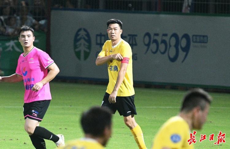 开云体育入口-长江日报:47岁企业家赵国成,成为“汉超”首次“熔断”触发者