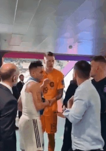 1670640671493086132.gif messi 2.gif